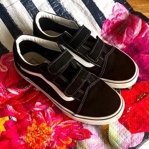 Unisex vans old school Velcro shoes.
